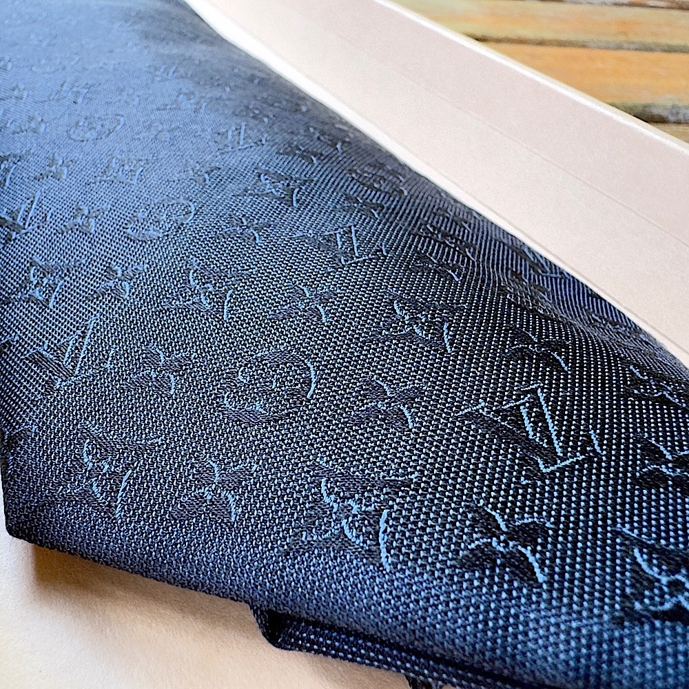 🎁LV SUMMER 26’🎁🆕💯ICONIC LOUIS VUITTON BLUE BLK HERITAGE MONOGRAM MOTIF TIE🔥